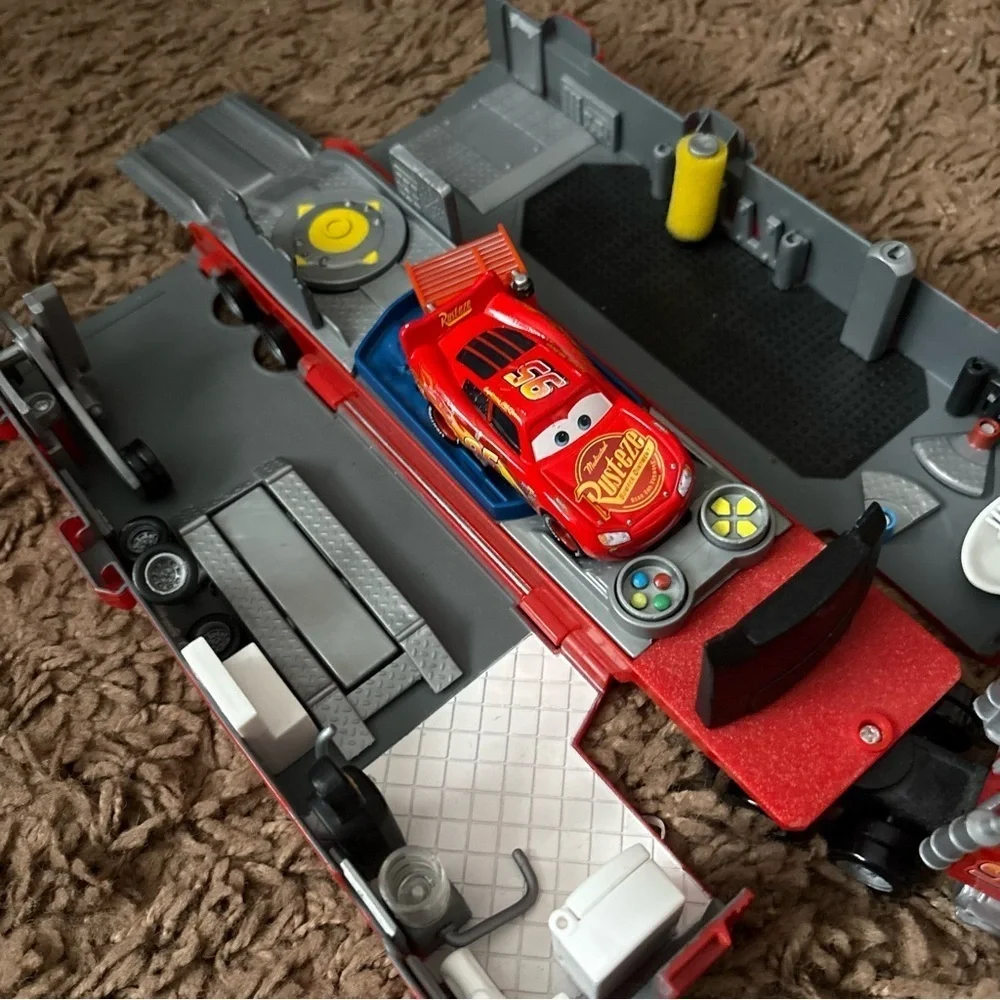 Disney Pixar Mack Superliner Hauler Car Wash Truck Lightning McQueen 95 Playset